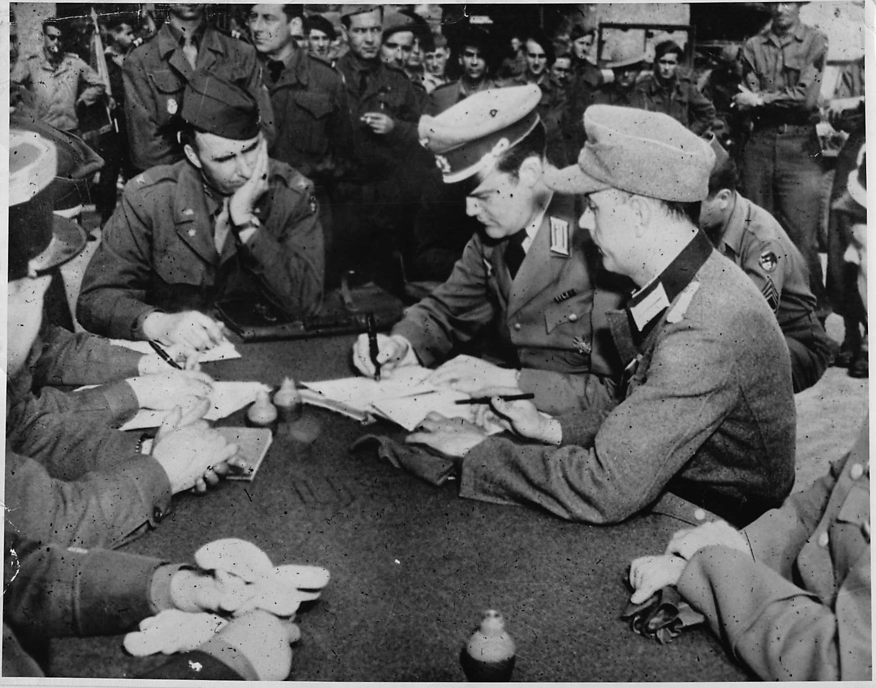 militaria : PHOTO 8 MAI 1945 SIGNATURE DE LA REDDITION DE LA POCHE DE SAINT NAZAIRE